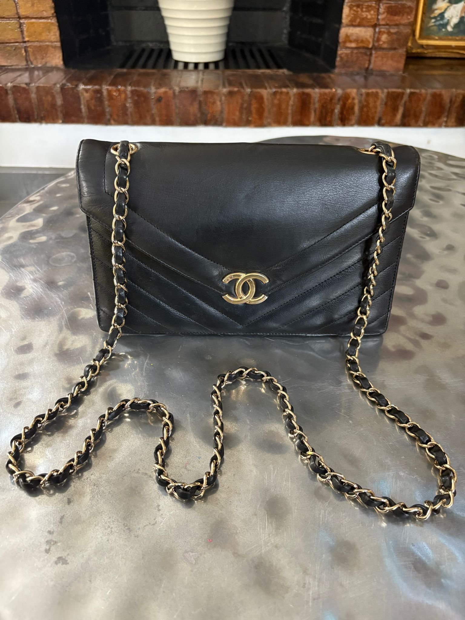 Bolso Chanel Envelope Flap Bag en cuero negro
