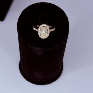 Anillo de oro rosa 18k con diamante oval natural 1.79 Cts