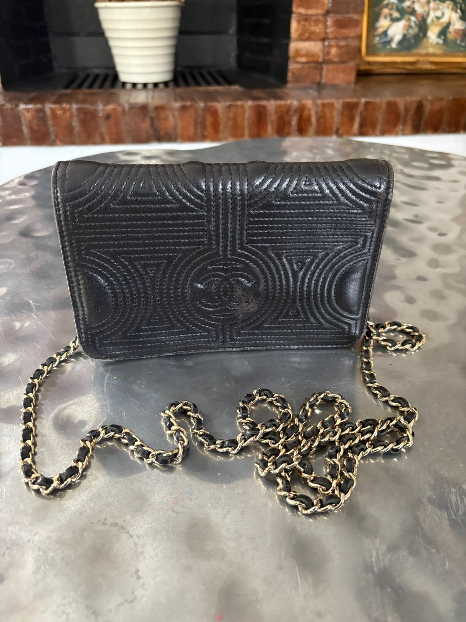Bolso Chanel Camellia Wallet on Chain en cuero negro con herrajes plateados
