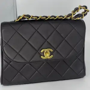 Bolso Chanel Flap de mano — Cuero marrón chocolate y joyería dorada