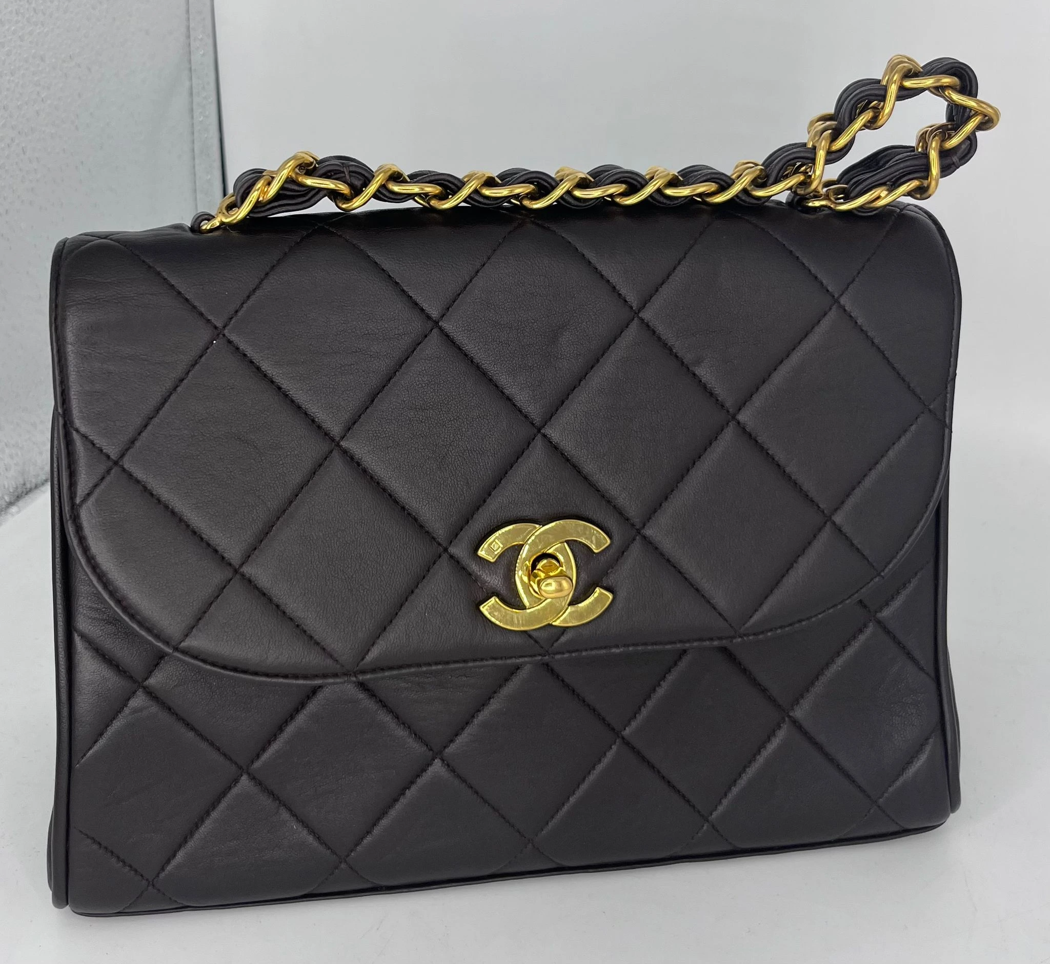 Bolso Chanel Flap de mano — Cuero marrón chocolate y joyería dorada