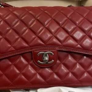Bolso Chanel Classic Jumbo Flap Bag en cuero rojo