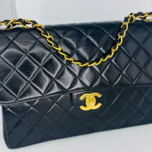 Bolso Chanel Flap marrón chocolate con joyería dorada