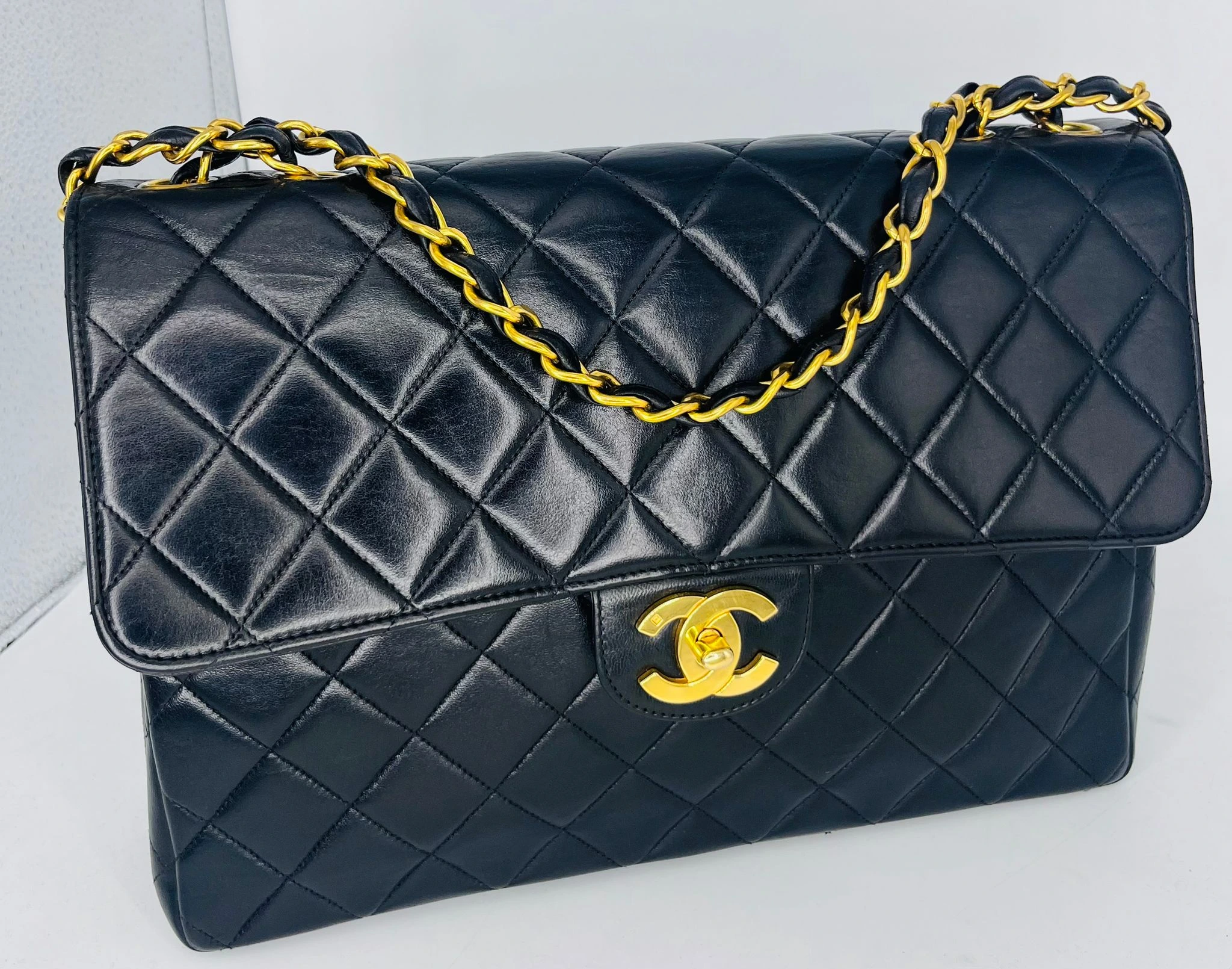 Bolso Chanel Flap marrón chocolate con joyería dorada