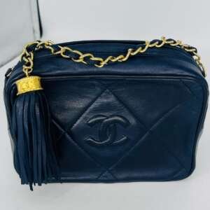Bolso Chanel Camera Bag azul marino en piel de cordero con herrajes dorados