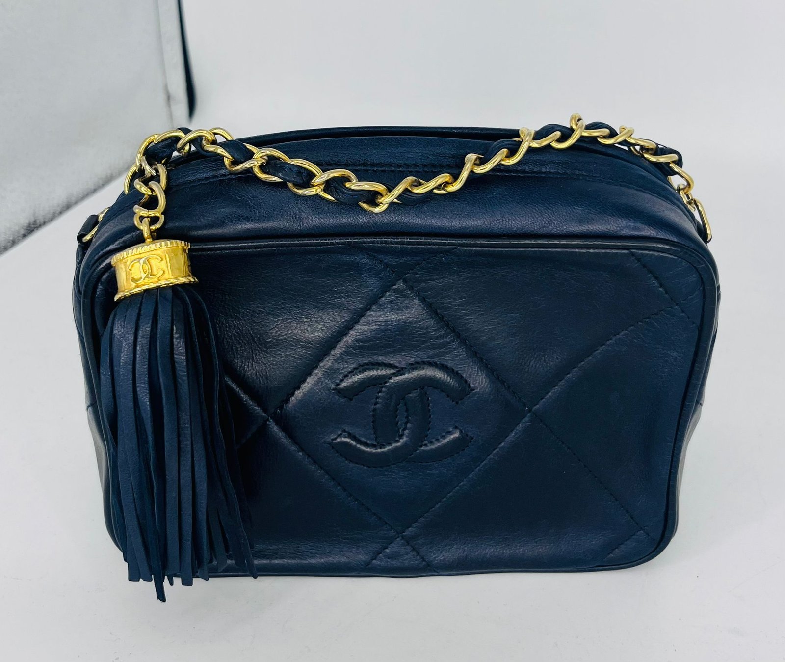 Bolso Chanel Camera Bag azul marino en piel de cordero con herrajes dorados