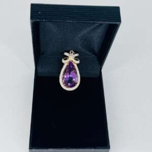 Colgante de oro rosa 18k con diamantes y piedra violeta