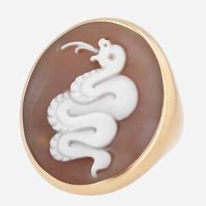 Sortija Pomellato de oro rosa con engaste ovalado y camafeo de ágata, adornada con serpiente grabada. Diseño italiano exclusivo, ideal para coleccionistas y amantes de la alta joyería.