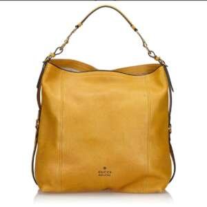 Bolso Gucci modelo Harness en cuero color mostaza