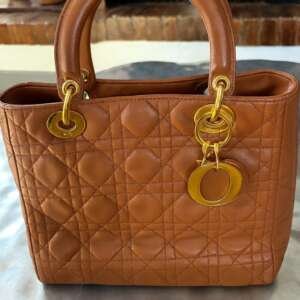 Bolso Dior Lady Dior en cuero camel liso con herrajes dorados
