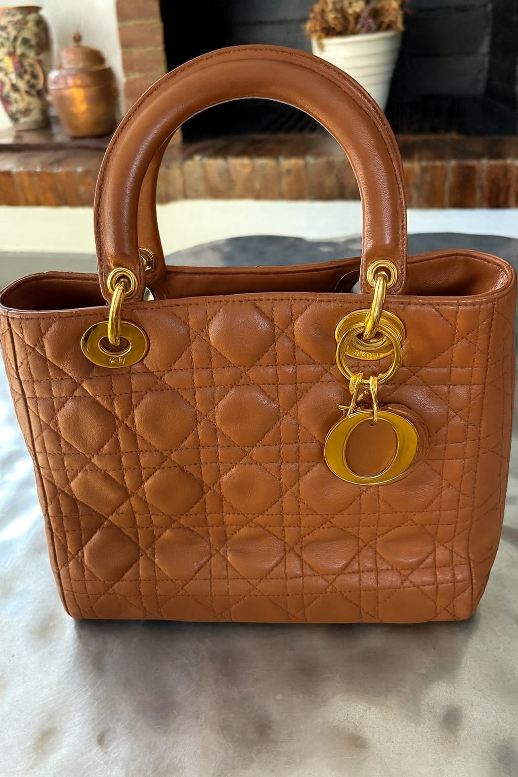 Bolso Dior Lady Dior en cuero camel liso con herrajes dorados