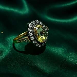 Anillo de oro y plata con piedra semipreciosa amarilla