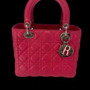 Lady Dior rosa con bandolera y tarjeta.