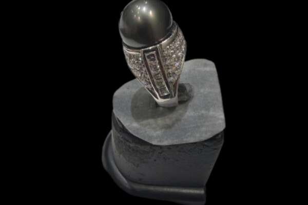 Anillo de Oro Blanco 18k con Diamantes y Perla Negra Natural