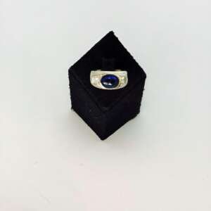 Anillo oro blanco 18k zafiro cabochon con diamantes