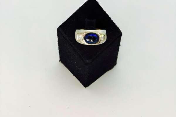 Anillo Oro Blanco 18k con Diamantes y Zafiro Cabochon