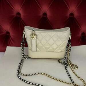 Chanel Gabrielle mediano cuero blanco