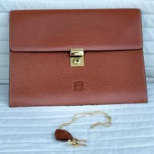 Portafolio Loewe cuero marrón llaves
