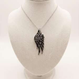 Colgante oro blanco 18k diamantes blancos y negros